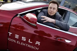 Elon Musk bên trong một chiếc xe diện do công ty Tesla của ông phát triển. (Nguồn: EPA)