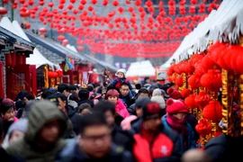 Người dân tập trung tại một ngôi chùa để cầu một Năm mới tốt lành tại Thẩm Dương, tỉnh Liêu Ninh,Trung Quốc. (Nguồn: AFP/TTXVN)