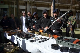 Số thuốc nổ và vũ khí thu được ở khu vực Chaman, dọc biên giới Pakistan-Afghanistan. (Nguồn: EPA/TTXVN)