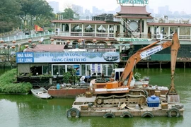 Một số đơn vị, doanh nghiệp kinh doanh dịch vụ, văn hóa, thể thao du lịch, vui chơi giải trí đang tiến hành tháo dỡ trang thiết bị trên các nhà nổi, du thuyền,...để phục vụ việc di dời. (Ảnh: Thùy Dương/TTXVN phát)