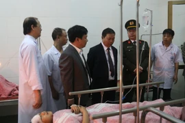 Ông Nguyễn Xuân Đông (giữa), Chủ tịch UBND tỉnh Hà Nam cùng lãnh đạo Công an tỉnh và chính quyền địa phương hỏi thăm, động viên nạn nhân trong vụ tai nạn. (Ảnh: Nguyễn Chinh/ TTXVN)