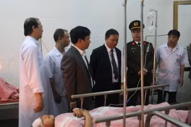 Ông Nguyễn Xuân Đông (giữa), Chủ tịch UBND tỉnh Hà Nam cùng lãnh đạo Công an tỉnh và chính quyền địa phương hỏi thăm, động viên nạn nhân trong vụ tai nạn. (Ảnh: Nguyễn Chinh/ TTXVN)