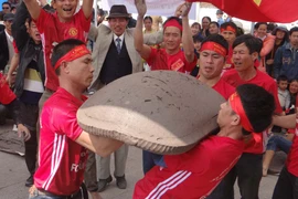 Đội pháo xã Tân Hương (huyện Ninh Giang) chuẩn bị gieo pháo. (Ảnh: Mạnh Minh/TTXVN)