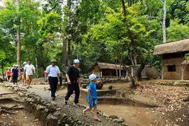 Du khách tham quan tại Sở Chỉ huy trong Chiến dịch Điện Biên Phủ. (Ảnh: Xuân Tiến/Vietnam+)