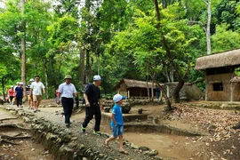 Du khách tham quan tại Sở Chỉ huy trong Chiến dịch Điện Biên Phủ. (Ảnh: Xuân Tiến/Vietnam+)