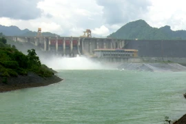 Hồ thủy điện Tuyên Quang mở một cửa xả đáy để đảm bảo an toàn cho hồ chứa. (Ảnh: Văn Tý/TTXVN)