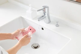 Kinh ngạc chiếc điện thoại có thể chà xà phòng, rửa dưới vòi nước