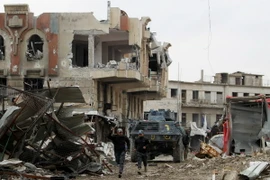 Các lực lượng Iraq tiến vào Thành cổ ở Mosul trong chiến dịch giành lại quyền kiểm soát thành phố này từ phiến quân IS ngày 19/3. (Nguồn: AFP/TTXVN)