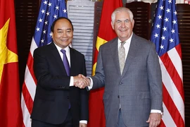 Thủ tướng Nguyễn Xuân Phúc và Ngoại trưởng Hoa Kỳ Rex Tillerson. (Ảnh: Thống Nhất/TTXVN)