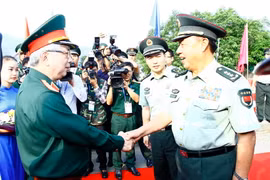 Thượng tướng Nguyễn Chí Vịnh, Thứ trưởng Bộ Quốc phòng đón Đoàn đại biểu Trung Quốc do Thượng tướng Phạm Trường Long dẫn đầu sang dự Giao lưu hữu nghị Quốc phòng biên giới Việt Nam-Trung Quốc lần thứ 4. (Ảnh: An Đăng/TTXVN)