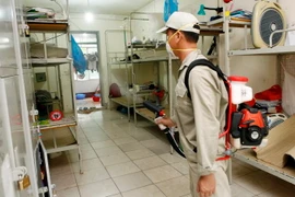 Phun thuốc diệt muỗi phòng chống dịch sốt xuất huyết ở ký túc xá Đại học Bách khoa Hà Nội. (ảnh chụp sáng 9/9). (Ảnh: Dương Ngọc/TTXVN)