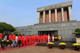 Người dân vào Lăng viếng Bác. (Ảnh: Thành Đạt/TTXVN)