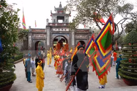 Lễ rước kiệu vào đền An Dương Vương (thuộc Di tích lịch sử, kiến trúc nghệ thuật và khảo cổ Cổ Loa) (Ảnh: TTXVN)
