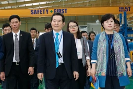 Chủ tịch Quốc hội Hàn Quốc Chung Sye-kyun thăm khu sản xuất của Công ty trách nhiệm hữu hạn Alutec Vina. (Ảnh: Văn Điệp/TTXVN