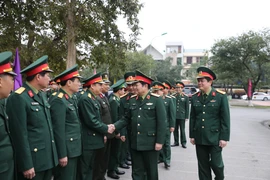 Đại tướng Ngô Xuân Lịch với cán bộ, chiến sỹ Bộ Chỉ huy Quân sự tỉnh Nghệ An. (Ảnh: Minh Khánh/TTXVN phát)