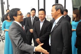 Phó Thủ tướng Vũ Đức Đam trao đổi với Chủ tịch kiêm Tổng Giám đốc tập đoàn CMC Nguyễn Trung Chính. (Ảnh: PV/Vietnam+)