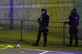 Cảnh sát gác tại hiện trường vụ nổ. (Nguồn: AFP/TTXVN)