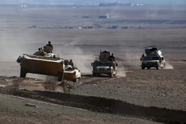 Xe quân sự của quân Chính phủ Iraq trong cuộc giao tranh với phiến quân IS ở làng Badush nhằm giành lại quyền kiểm soát ở Tây Mosul ngày 9/3. (Nguồn: AFP/TTXVN)