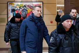 Ông Alexei Navalnyi (giữa) bị cảnh sát áp giải tại Moskva ngày 31/1. (Nguồn: EPA/TTXVN)