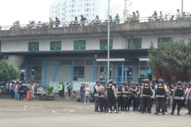 Cảnh sát đặc biệt chống khủng bố được huy động tại hiện trường vụ đánh bom trạm xe buýt ở Jakarta. (Ảnh: Đỗ Quyên/TTXVN)