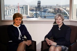 Thủ tướng Anh Theresa May (phải) trong cuộc gặp Thủ hiến Scotland Nicola Sturgeon tại Glasgow ngày 27/3. (Nguồn: AFP/TTXVN)