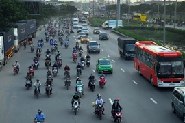 Cửa ngõ phía Tây Sài Gòn đông xe sau kỳ nghỉ Tết Dương lịch. (Ảnh: Mạnh Linh/TTXVN)