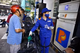 Khách hàng mua xăng tại của hàng xăng dầu số 9 Trần Hưng Đạo (Hà Nội). (Ảnh: Minh Quyết/TTXVN)