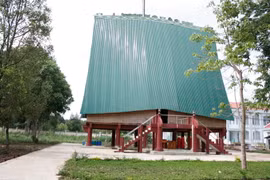 Nhà Rông văn hóa xã Ia Chim, thành phố Kon Tum được xây dựng theo lối hiện đại với mái tôn, trụ bê tông, mất dần bản sắc truyền thống. (Ảnh: Hồng Điệp/TTXVN)