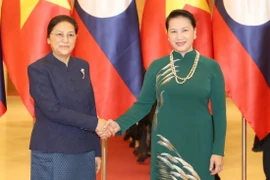 Chủ tịch Quốc hội Nguyễn Thị Kim Ngân đón Chủ tịch Quốc hội Lào Pany Yathotou. (Ảnh: Trọng Đức/TTXVN)
