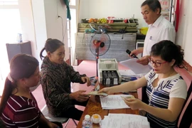 Chi trả tiền cho các đối tượng bị ảnh hưởng do sự cố môi trường biển ngày 5/7 tại xã Thịnh Lộc, huyện Lộc Hà, Hà Tĩnh. (Ảnh Tường Vũ/TTXVN)