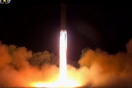 Tên lửa ICBM Hwasong-14 được phóng từ một địa điểm bí mật ở Triều Tiên đêm 28/7. (Nguồn: Yonhap/TTXVN)