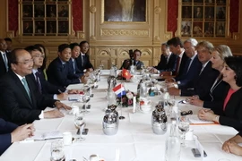 Thủ tướng Nguyễn Xuân Phúc hội kiến Chủ tịch Thượng viện Ankie Broekers – Knol và Chủ tịch Hạ viện Khadija Arib. (Ảnh: Thống Nhất/TTXVN)