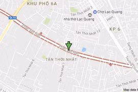 Cần cẩu đổ sập dãy nhà trọ làm hai người bị thương ở TPHCM