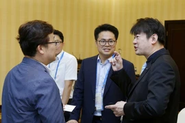 Đại biểu các nền kinh tế APEC trao đổi bên lề hội thảo. (Ảnh: Văn Điệp/TTXVN)