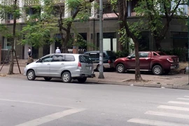 Ôtô đỗ trên vỉa hè và lòng đường (Ảnh chụp chiều 13/4, tại số nhà 24 phố Lý Thường Kiệt - Hà Nội). (Ảnh: Nguyễn Văn Cảnh/TTXVN)