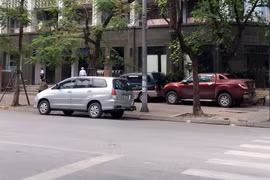 Ôtô đỗ trên vỉa hè và lòng đường (Ảnh chụp chiều 13/4, tại số nhà 24 phố Lý Thường Kiệt - Hà Nội). (Ảnh: Nguyễn Văn Cảnh/TTXVN)