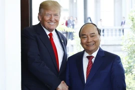 Tổng thống Hoa Kỳ Donald Trump đón Thủ tướng Nguyễn Xuân Phúc ngay tại cửa Nhà Trắng. (Ảnh: Thống Nhất/TTXVN)