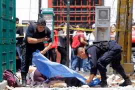 Lực lượng cứu hộ chuyển thi thể nạn nhân thiệt mạng sau trận động đất ở Mexico City ngày 19/9. (Nguồn: THX/TTXVN)