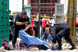 Lực lượng cứu hộ chuyển thi thể nạn nhân thiệt mạng sau trận động đất ở Mexico City ngày 19/9. (Nguồn: THX/TTXVN)