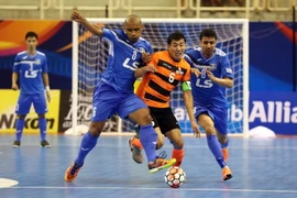 Pha tranh bóng giữa cầu thủ hai đội câu lạc bộ Thái Sơn Nam FC (Việt Nam, áo xanh) với câu lạc bộ FC EREM (Kyrgyzstan, áo cam). (Ảnh: Mạnh Linh/TTXVN)
