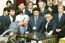 Nhà vua Nhật Bản Akihito và Hoàng hậu Michiko đến thăm Bảo tàng Sinh học thuộc Trường Đại Học Quốc Gia. (Ảnh: Nguyễn Dân/TTXVN)