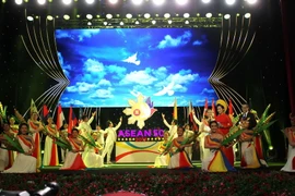 Chương trình nghệ thuật kỷ niệm 50 năm ngày thành lập ASEAN (8/8/1967-8/8/2017). (Ảnh: Thanh Vũ/TTXVN)