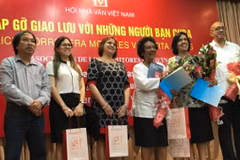 Hội Nhà văn Việt Nam tặng các bạn Cuba những ấn bản tiếng Anh mới nhất cuốn "Biên bản chiến tranh 1-2-3-4.75" của nhà văn, nhà báo Trần Mai Hạnh. (Ảnh: Mỹ Bình/Vietnam+)