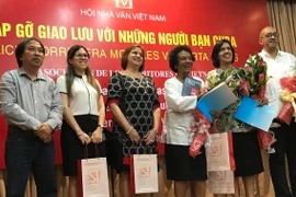 Hội Nhà văn Việt Nam tặng các bạn Cuba những ấn bản tiếng Anh mới nhất cuốn "Biên bản chiến tranh 1-2-3-4.75" của nhà văn, nhà báo Trần Mai Hạnh. (Ảnh: Mỹ Bình/Vietnam+)