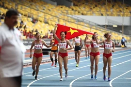 Lê Tú Chinh và các đồng đội ăn mừng sau khi giành tấm huy chương vàng 4x100m nữ. (Ảnh: Quốc Khánh/TTXVN)