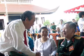 Phó Thủ tướng Trương Hòa Bình thăm hỏi các đại biểu tại buổi họp mặt truyền thống cách mạng Sài Gòn-Chợ Lớn-Gia Định. (Ảnh : Hoàng Hải/TTXVN)