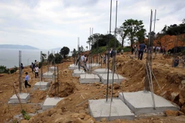 Các phần móng biệt thự xây dựng trái phép khi chưa được cấp giấy phép xây dựng tại dự án Khu du lịch Sinh thái Biển Tiên Sa. (Ảnh: Trần Lê Lâm/TTXVN)