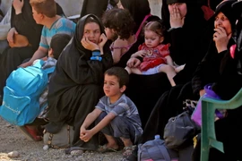 Người dân Syria sơ tán khỏi Raqa ngày 8/8. (Nguồn: AFP/TTXVN)