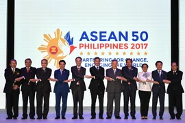 Các Ngoại trưởng chụp ảnh chung tại lễ khai mạc Hội nghị AMM lần thứ 50 ở Manila (Philippines) ngày 5/8. (Nguồn: EPA/TTXVN)