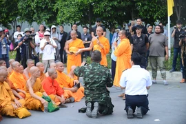 Cận cảnh cuộc đối đầu trong ngôi đền Dhammakya ở Thái Lan